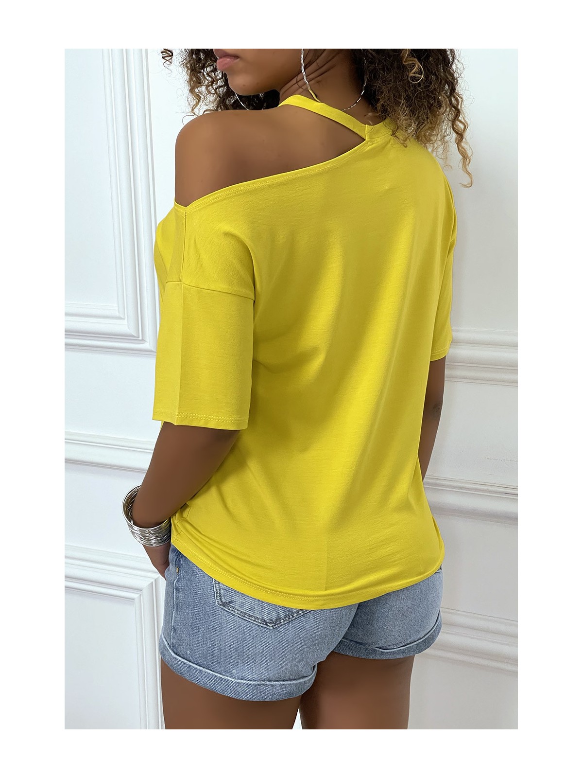 Tee-shirt jaune avec epaule denudé - 7