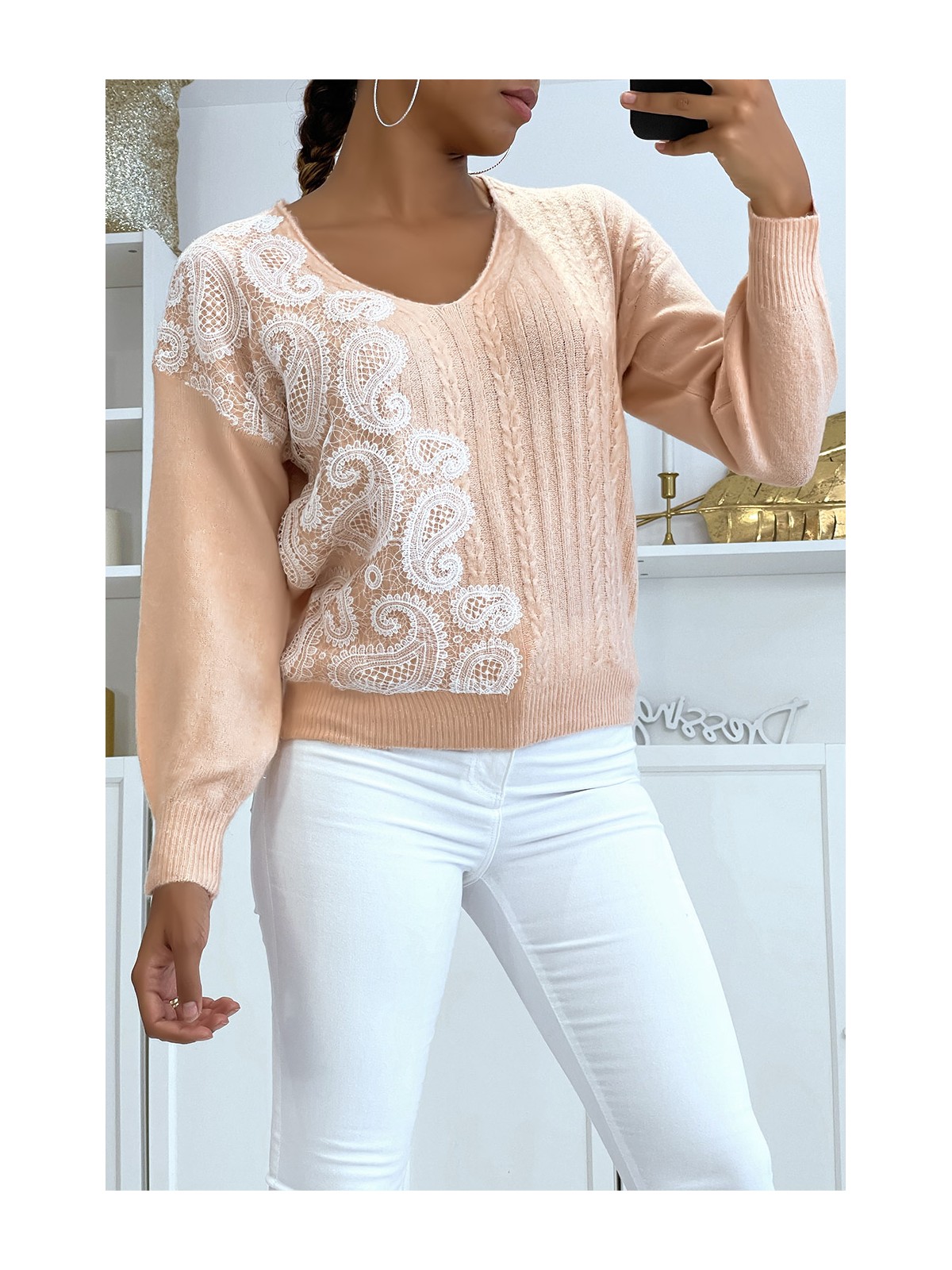 Pull col V rose pastel à motif dentelle blanche - 1