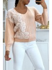 Pull col V rose pastel à motif dentelle blanche - 1