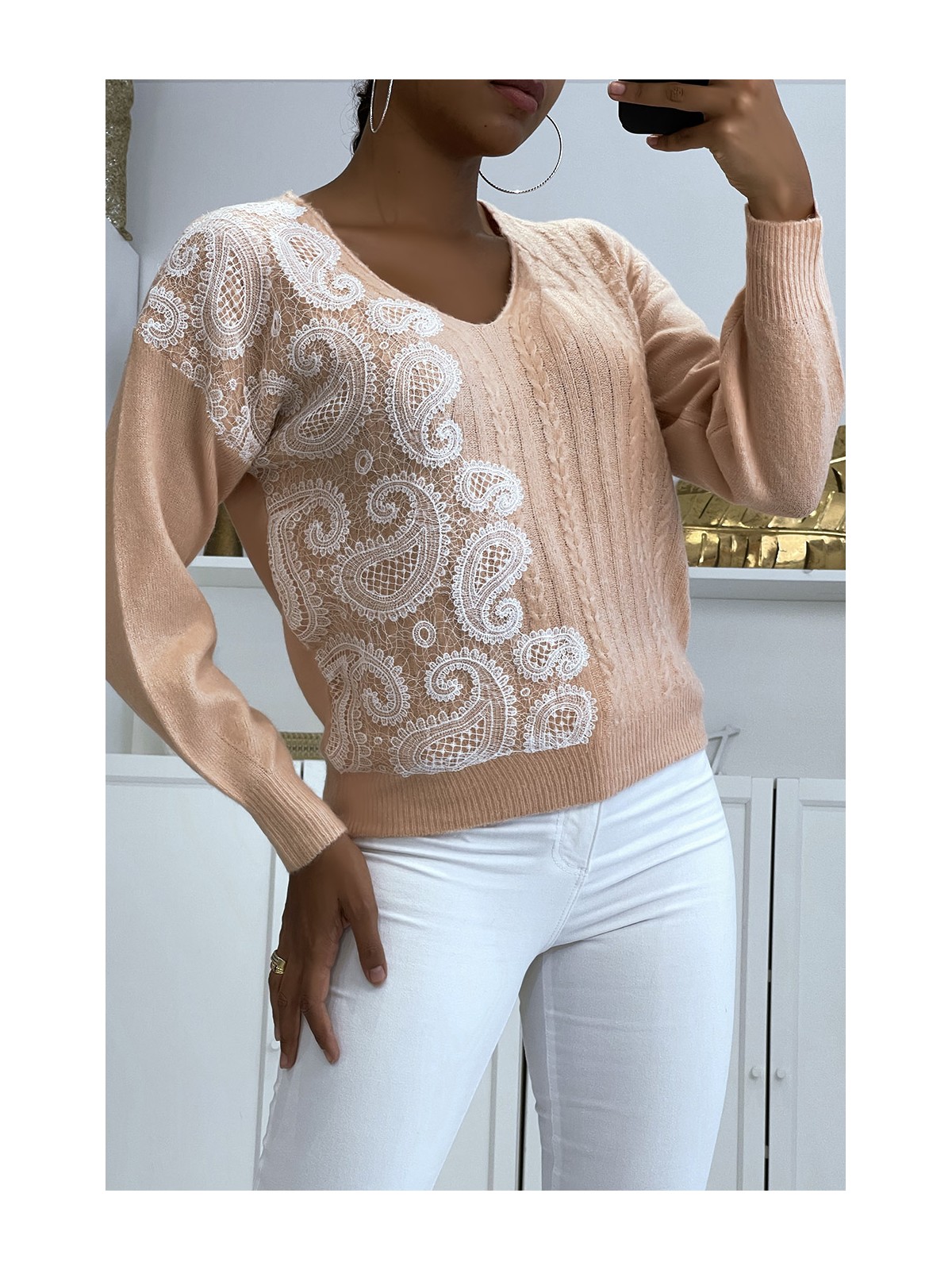 Pull col V rose pastel à motif dentelle blanche - 2