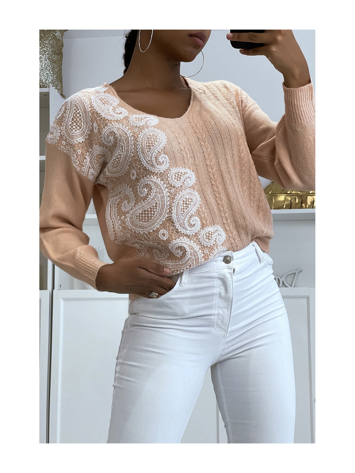 Pull col V rose pastel à motif dentelle blanche - 4