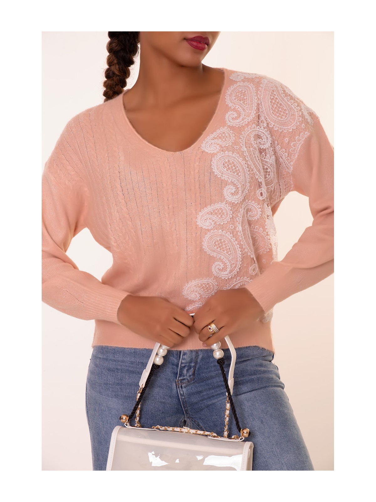 Pull col V rose pastel à motif dentelle blanche - 5