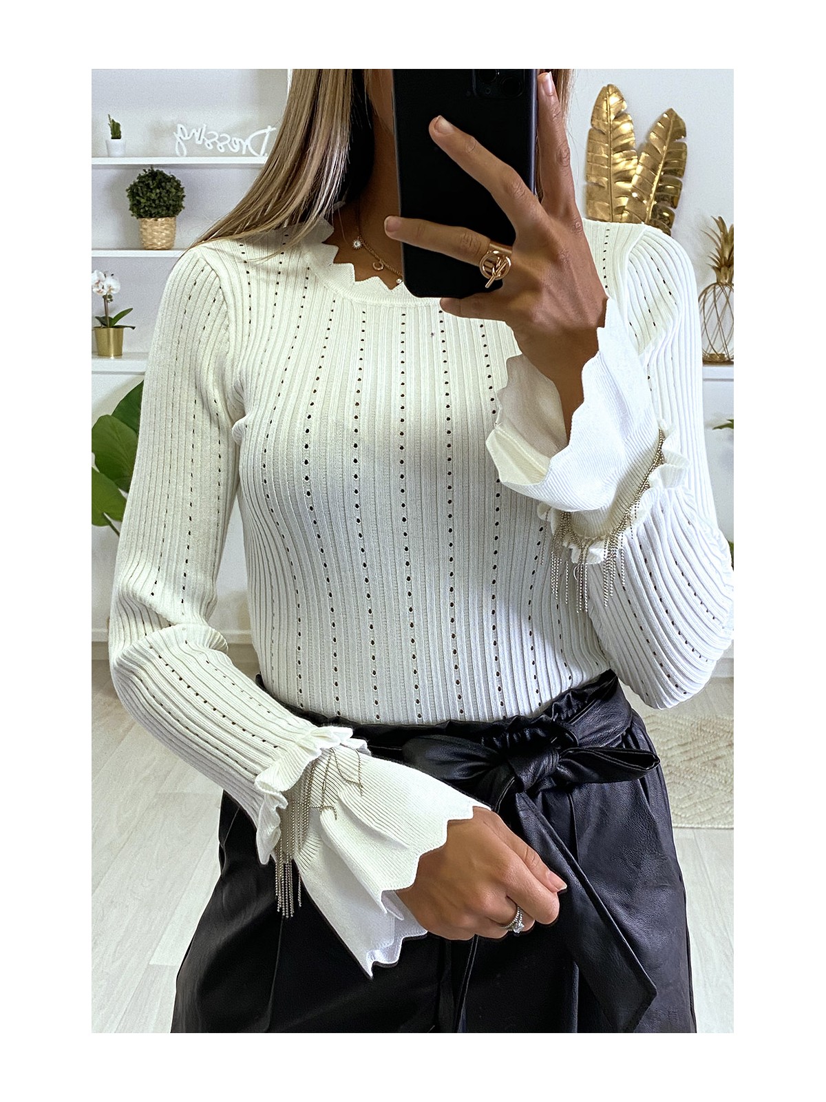 Pull blanc côtelé avec volant et accessoire aux manches - 4