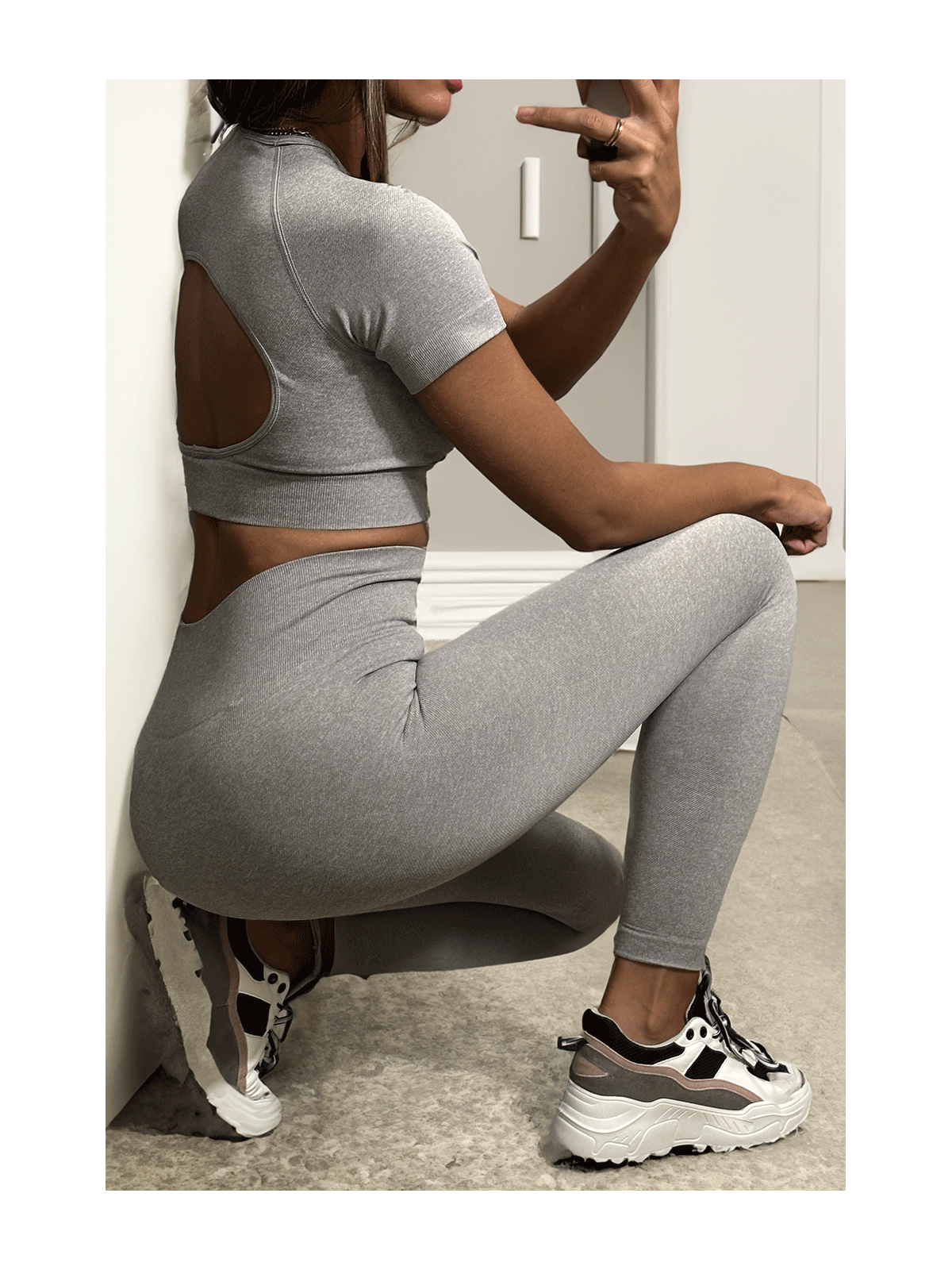 Ensemble legging et top sport gris en matière gênante - 2