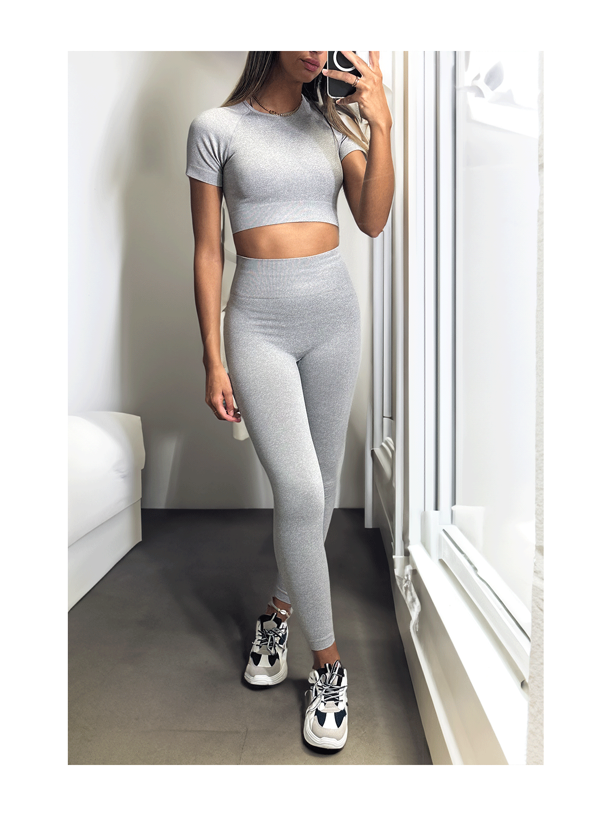 Ensemble legging et top sport gris en matière gênante - 4