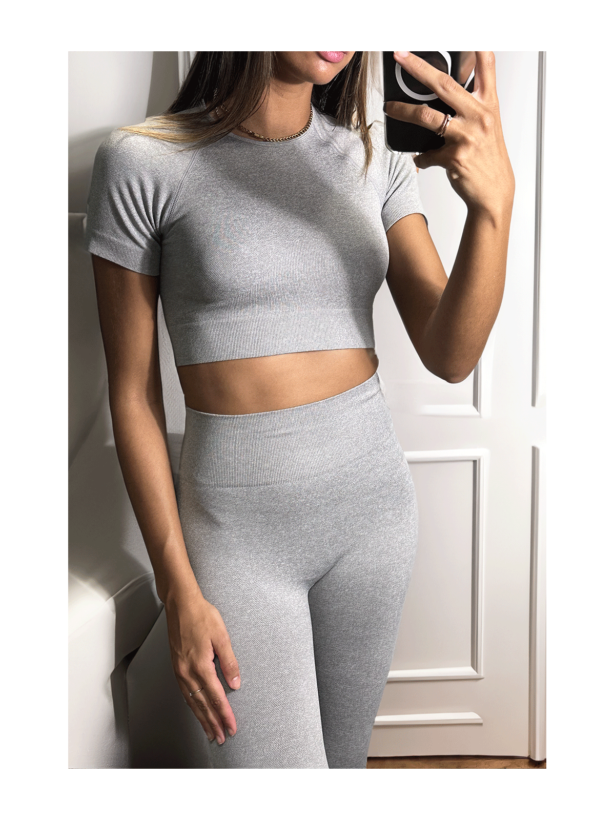 Ensemble legging et top sport gris en matière gênante - 5