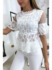 Blouse blanche avec joli motifs dentelle et volant - 2