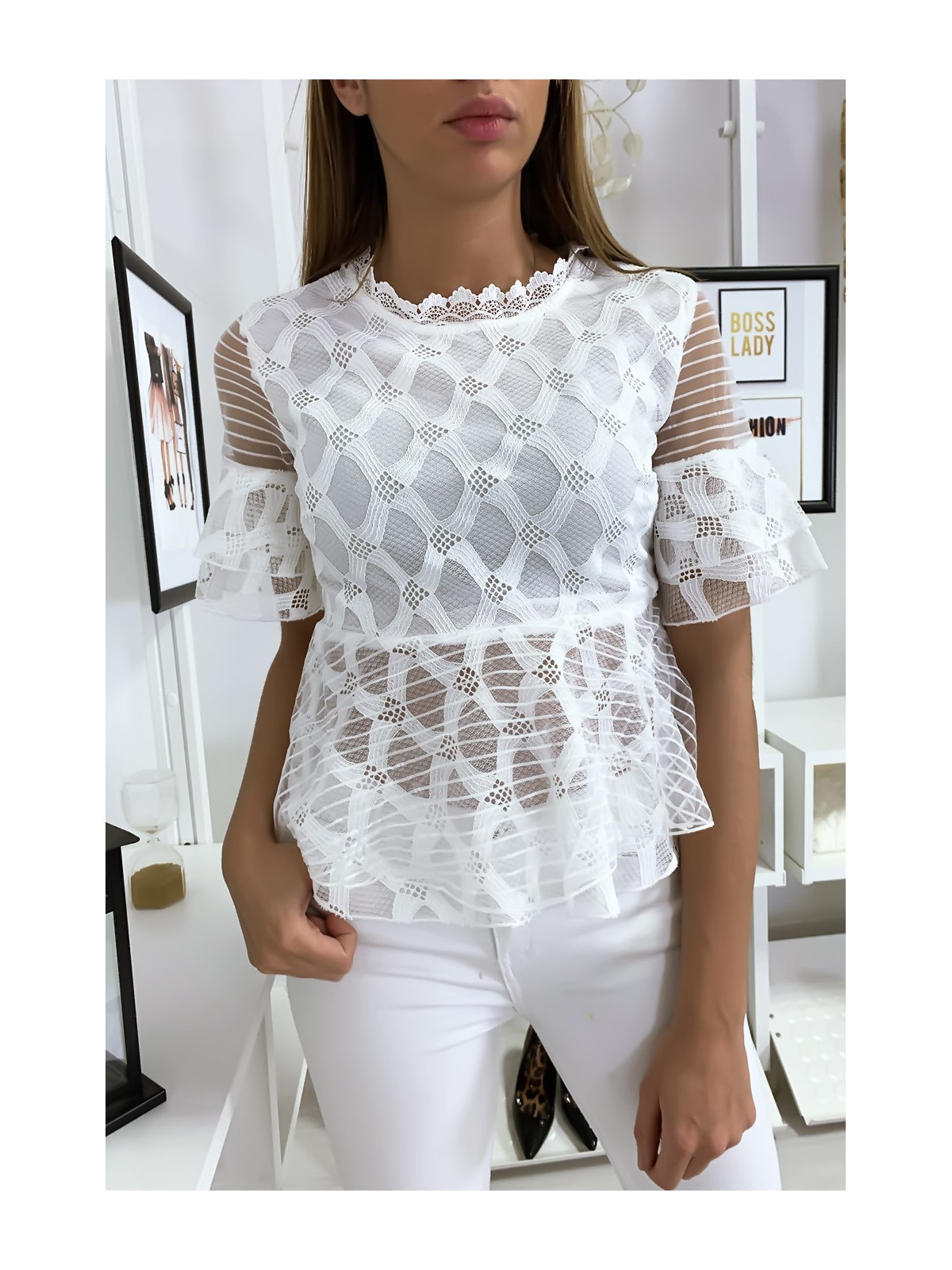 Blouse blanche avec joli motifs dentelle et volant - 3