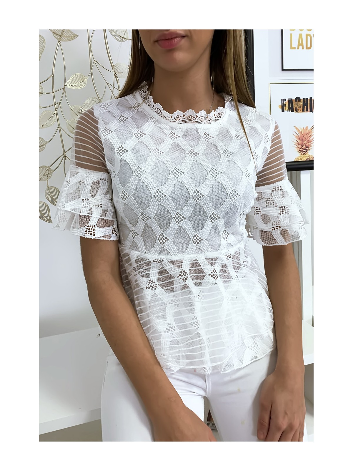 Blouse blanche avec joli motifs dentelle et volant - 4