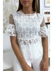 Blouse blanche avec joli motifs dentelle et volant - 4