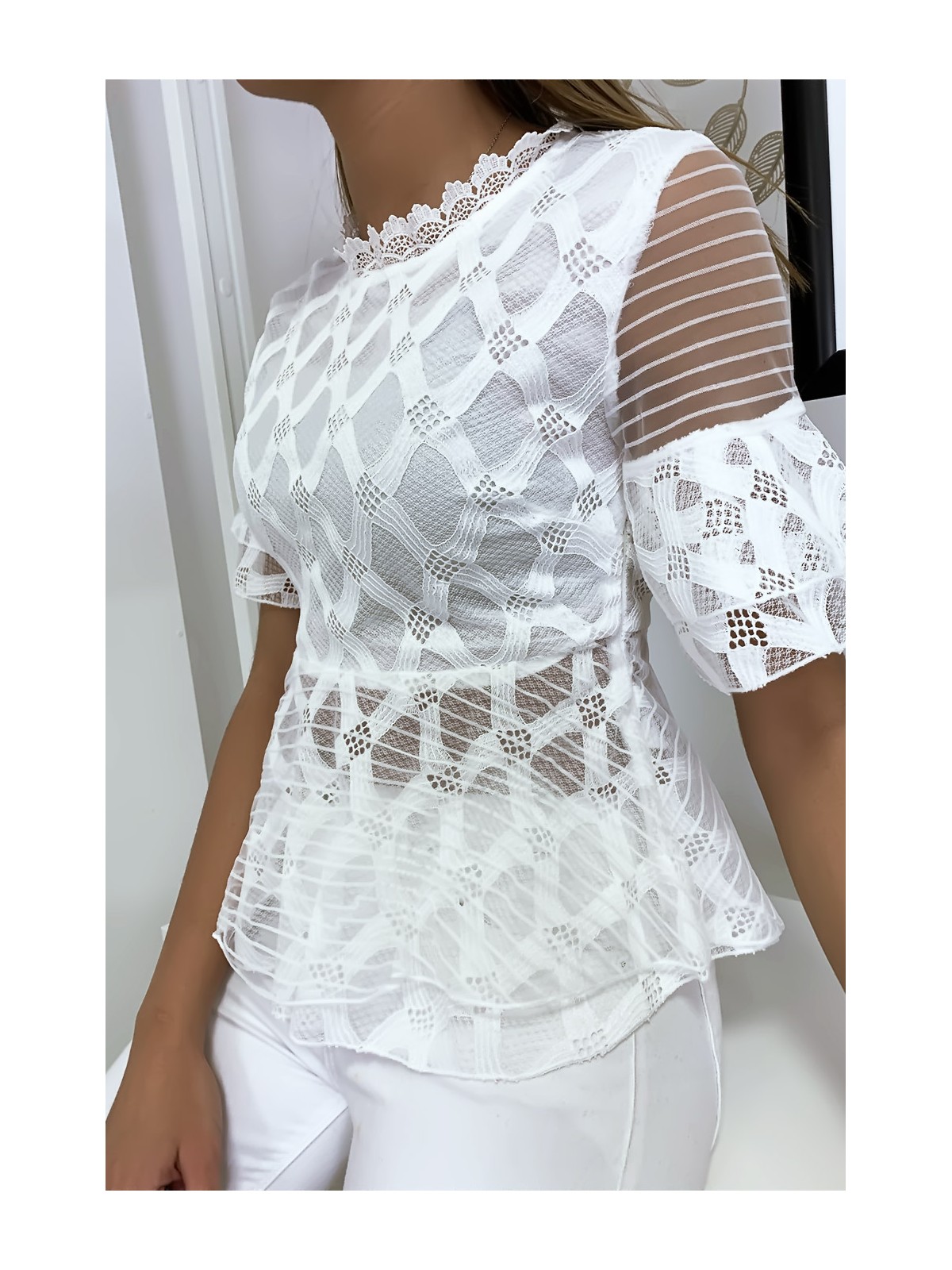 Blouse blanche avec joli motifs dentelle et volant - 5