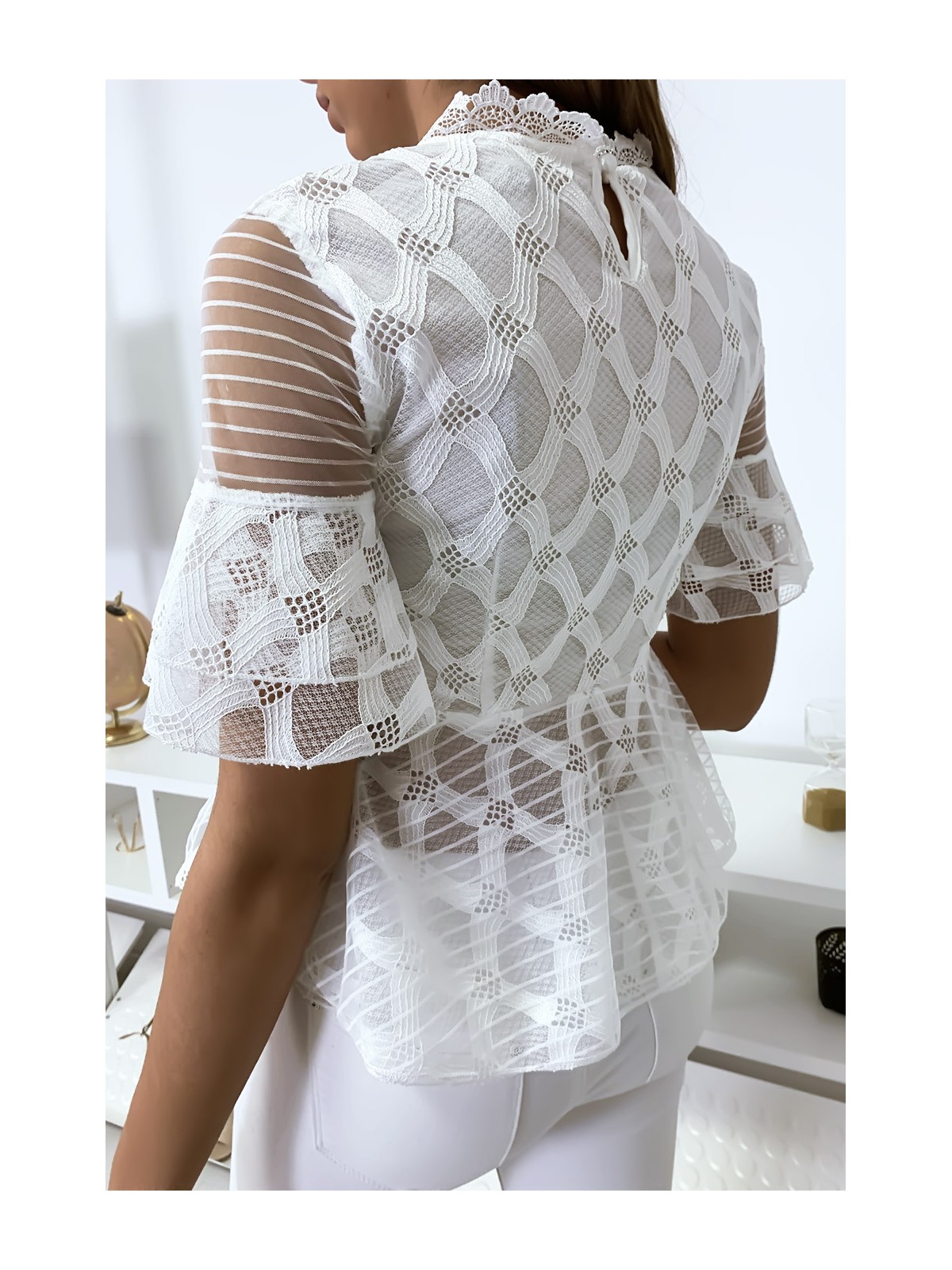 Blouse blanche avec joli motifs dentelle et volant - 6